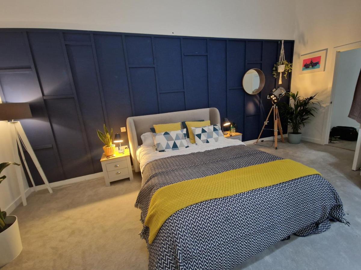Double Bedroom In Modern * Londra