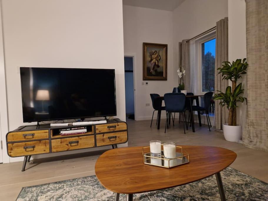 Double Bedroom In Modern Appartamento Londra