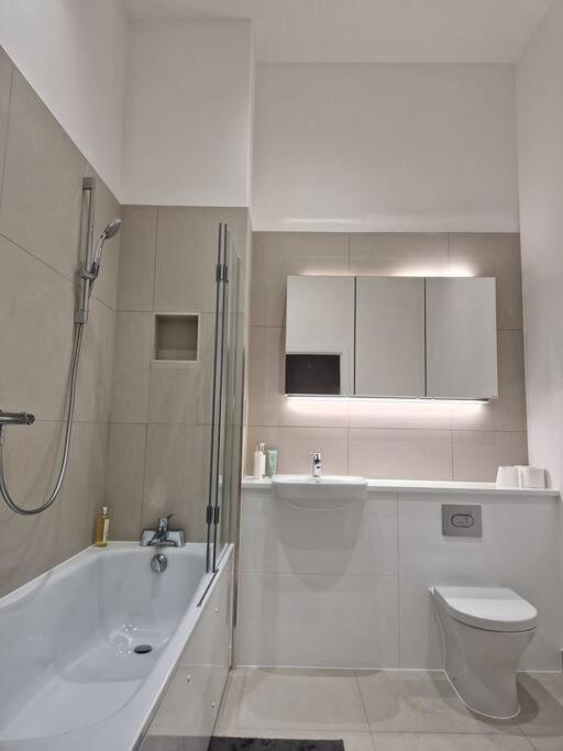 Double Bedroom In Modern * Londra